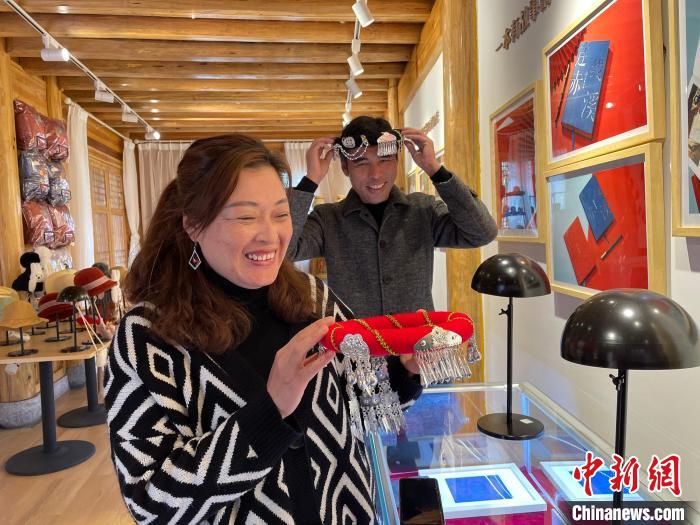 資料圖：鐘麗眉展示文創(chuàng)產(chǎn)品?！×执阂?攝