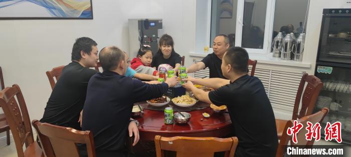 圖為恩和哈達邊境派出所的年夜飯?！《骱凸_邊境派出所供圖