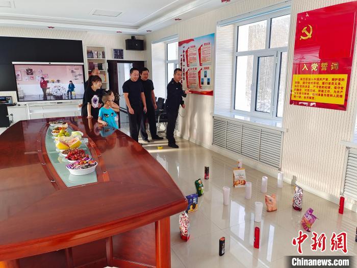 圖為恩和哈達邊境派出所民警和家屬玩套圈。　恩和哈達邊境派出所供圖
